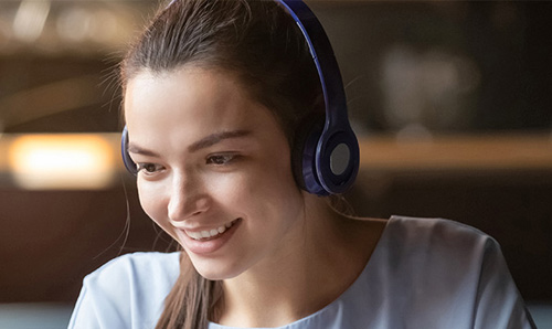 Student listening to a podcast.
