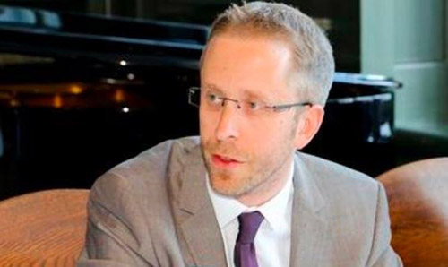Dr James Pattison