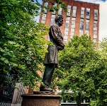 American president statue in Manchester gardens